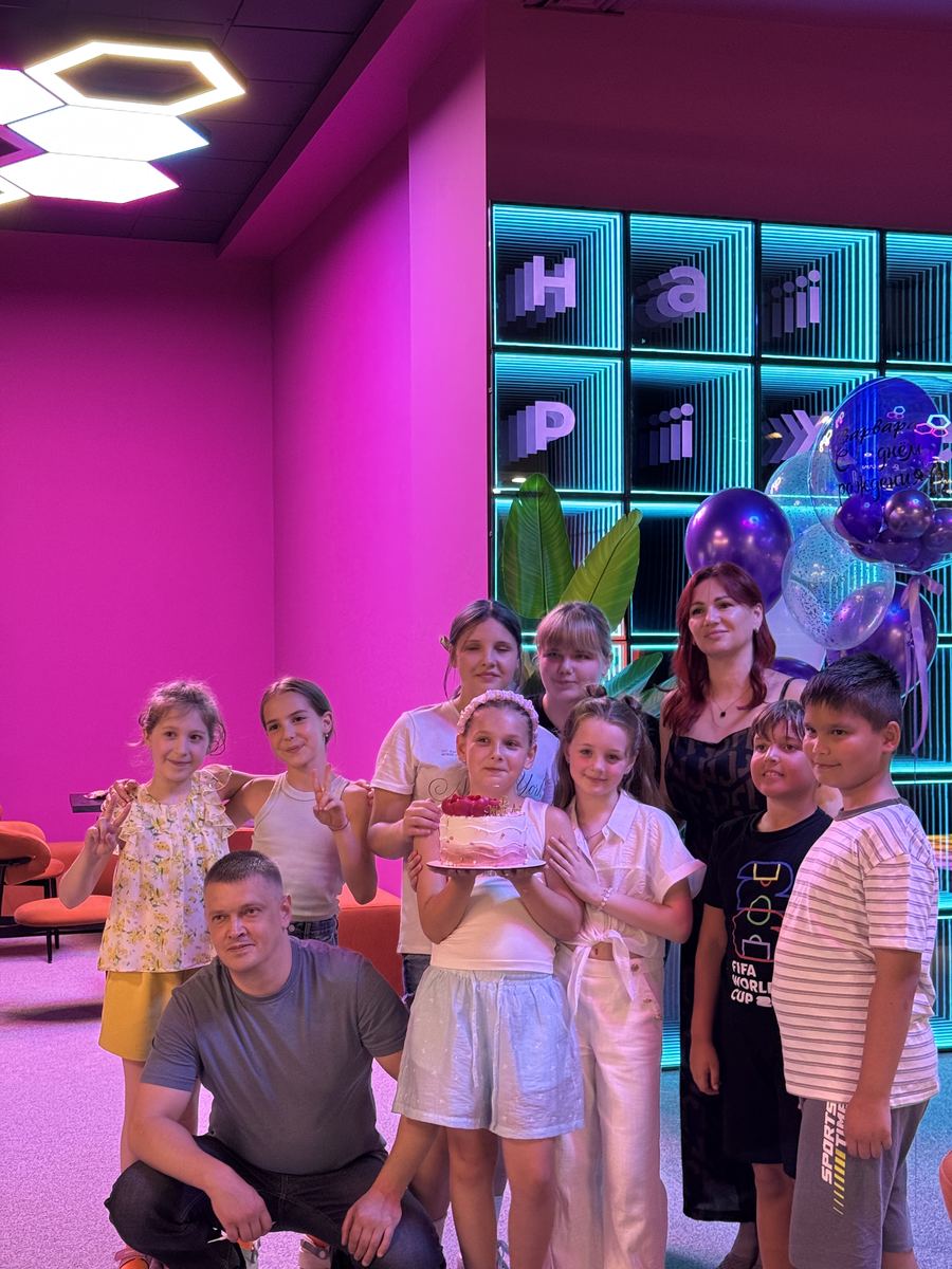 Grupul de invitați și părinții la masa de petrecere aniversară de la Hai Pixel Chișinău