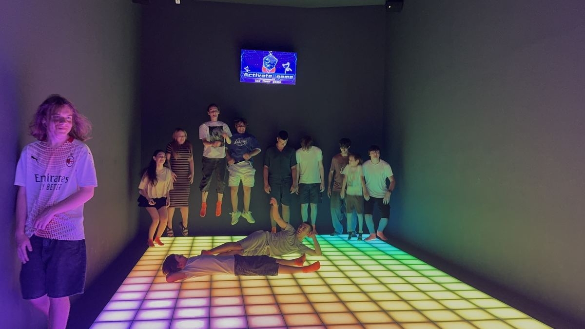 Grup de copii jucându-se pe podeaua LED colorată de la Hai Pixel din Chișinău