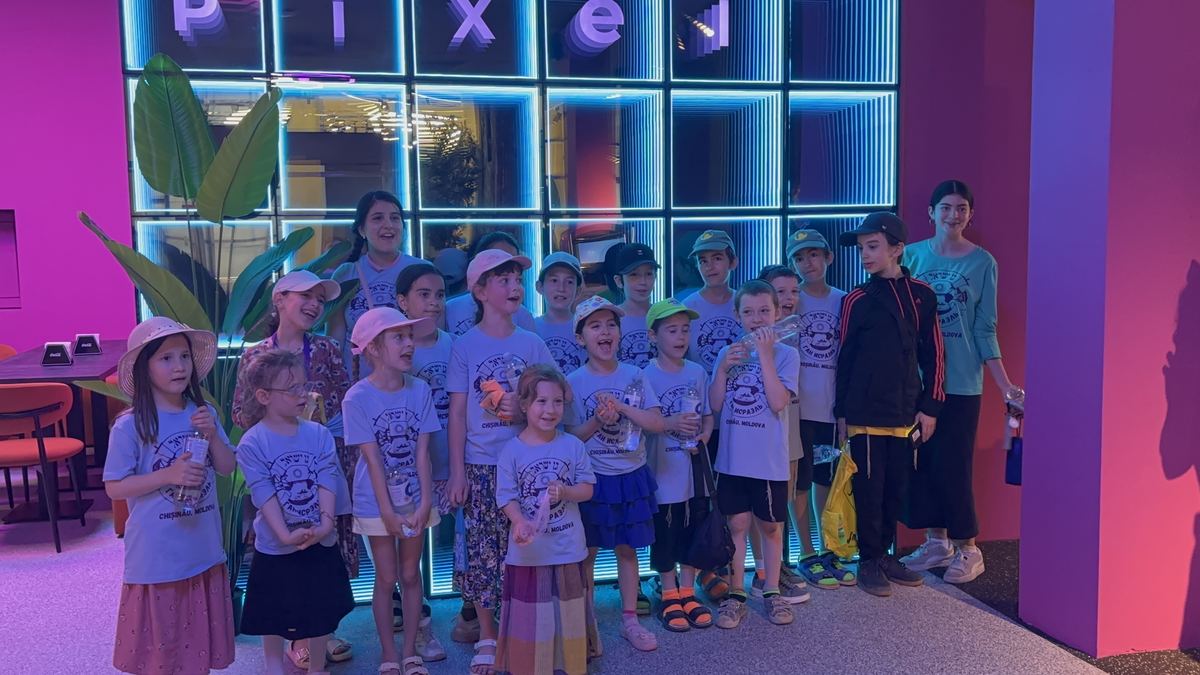 Grup mare de copii fotografiați împreună la peretele neon din Hai Pixel, Chișinău