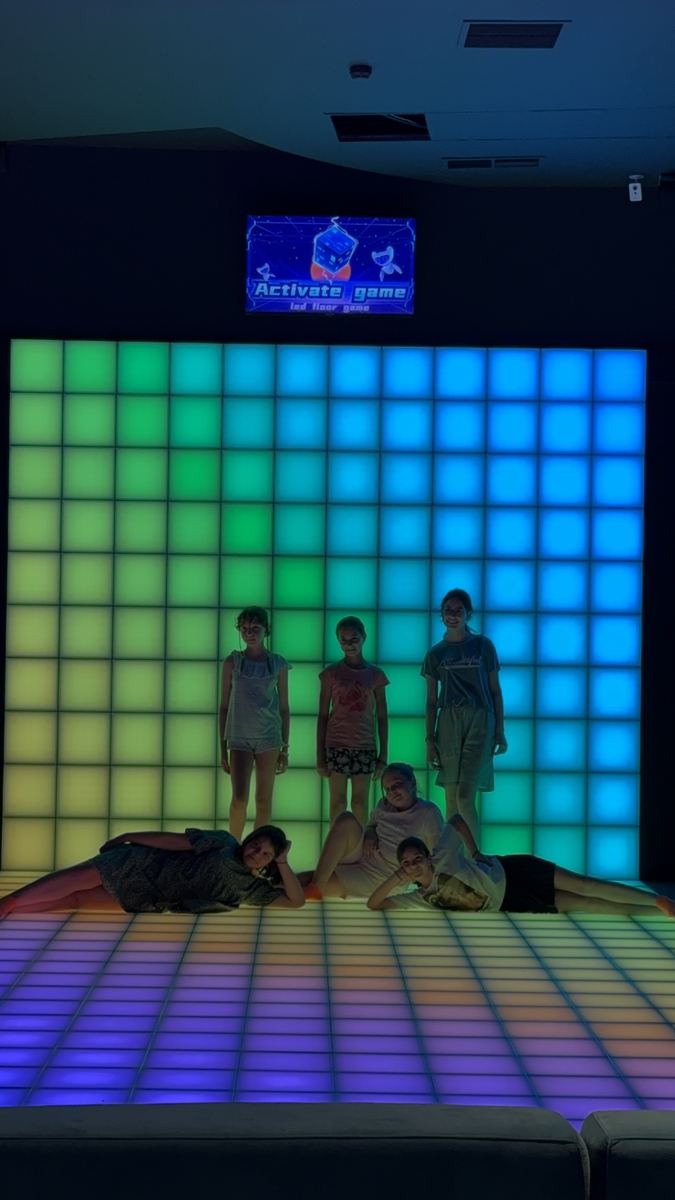 Peretele LED interactiv în degrade verde și albastru în timpul unei runde la Hai Pixel Chișinău